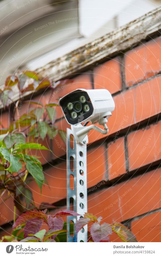 Überwachung und Sicherheit zu Hause Konzept. Sicherheit CCTV-Kamera Überwachung Perimeter von Privathaus im Dorf Fotokamera heimwärts cctv System privat Alarm