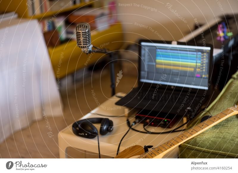 Home-Podcasting - Warten auf den Einsatz Musiker aufnahme Studioaufnahme Mikrofon Gitarre Gitarrenspieler Aufnahme Farbfoto Technik & Technologie Gerät Klang