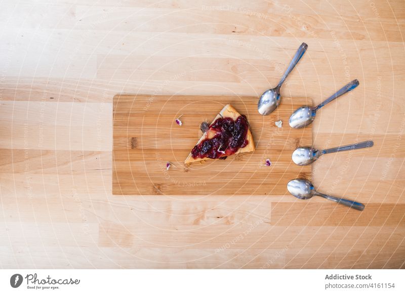 Scheibe frisch gebackener köstlicher Kirschkuchen auf Holzbrett Pasteten Dessert lecker Zusammensetzung Kaffeelöffel kulinarisch süß Gebäck Leckerbissen Kalorie