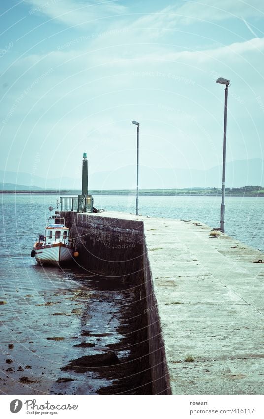 im hafen Schifffahrt Fischerboot Hafen Anker schön klein niedlich blau ruhig Fernweh Anlegestelle ankern Republik Irland weiß Leuchtturm Straßenbeleuchtung Ebbe