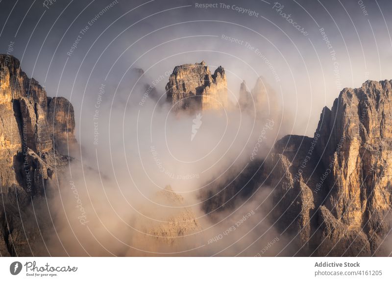 Borstige Felsen im Nebel unter Himmel bei Tageslicht felsig Formation Natur Hochland Atmosphäre Geologie Wetter unberührt wolkig hell braun Farbe