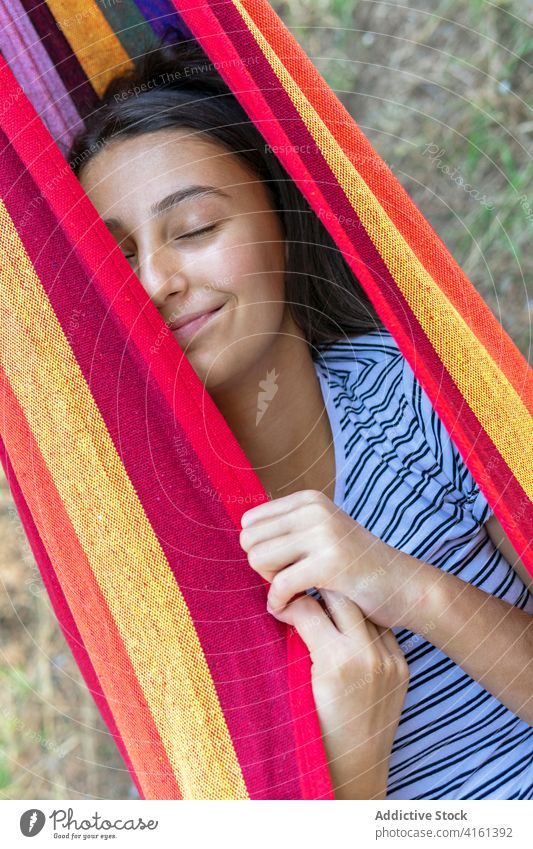 Frau hat Spaß in der Hängematte im Park pendeln Spaß haben Freude positiv kindisch unterhalten Sommer Wochenende Lügen grün Garten sonnig sich[Akk] entspannen