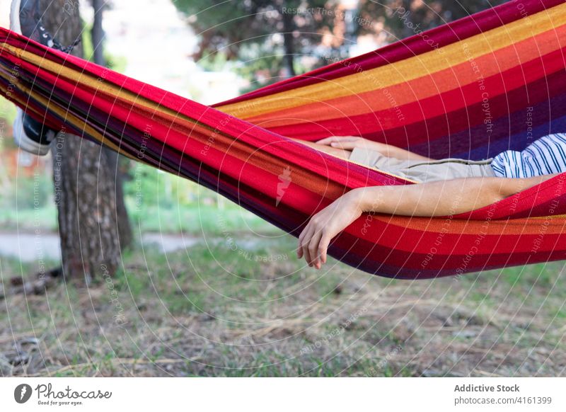 Frau hat Spaß in der Hängematte im Park pendeln Spaß haben Freude unterhalten Sommer Wochenende Lügen grün Garten sonnig sich[Akk] entspannen ruhen spielerisch