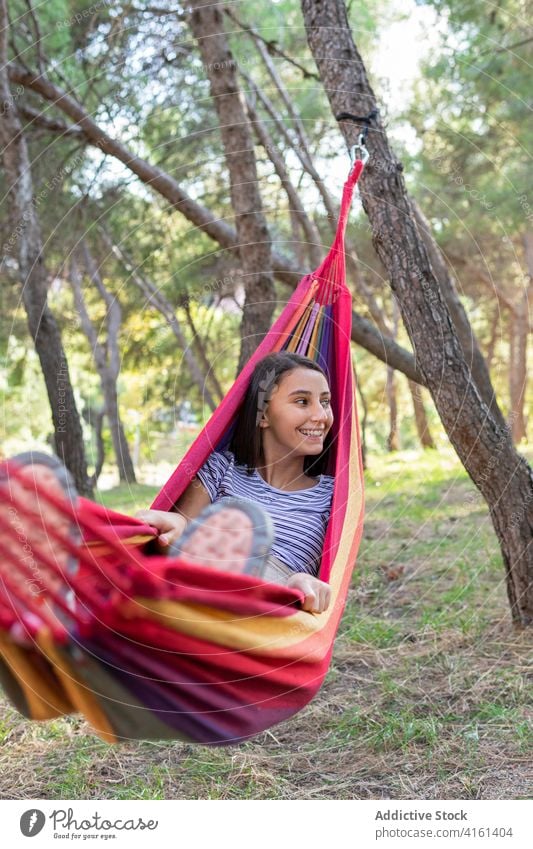 Frau hat Spaß in der Hängematte im Park pendeln Spaß haben Freude positiv kindisch unterhalten Sommer Wochenende Lügen grün Garten sonnig sich[Akk] entspannen