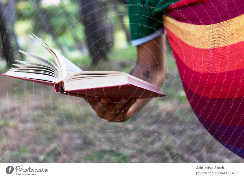 Entspannte Frau liest Buch in Hängematte lesen Etage genießen Sommer Lügen Park Literatur interessant friedlich Roman ruhig lässig Hobby Natur Erholung