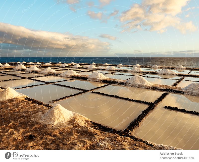 Salzteiche in der Nähe des Meeres an einem sonnigen Tag Teich See flach Landschaft salzig erstaunlich Wahrzeichen Ausflugsziel Sonnenuntergang La Palma Spanien