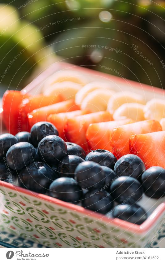 Leckere Frühstücksschüssel mit Beeren Supernahrung Morgen lecker frisch Lebensmittel Rohkost Joghurt sonnig Gesundheit Garten Sommer Schalen & Schüsseln süß