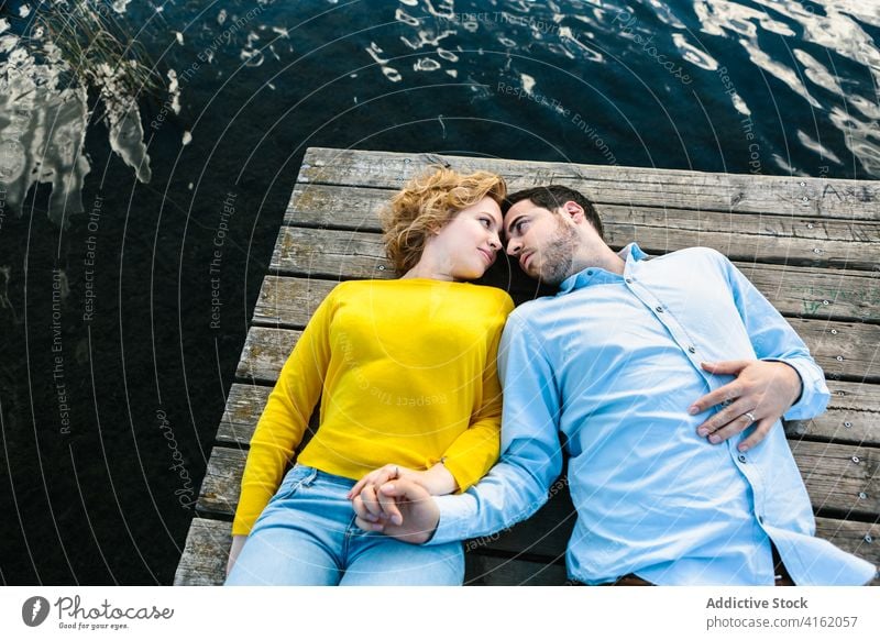 Verliebtes Paar entspannt sich auf der Seebrücke Pier Angebot Liebe Kai Sommer ruhen Partnerschaft sanft Lügen hölzern romantisch Freund Wasser Zusammensein