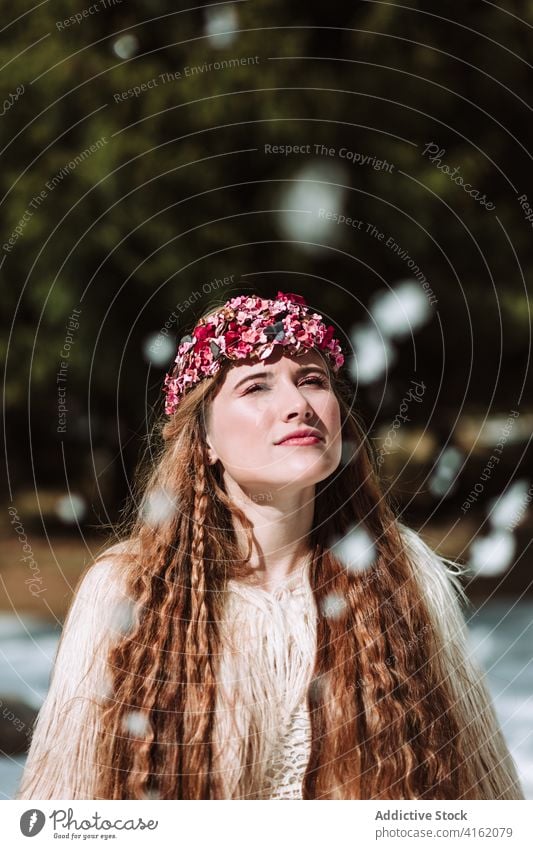 Nordische Braut in Pelzmantel auf verschneiter Wiese stehend Frau Mode nordisch Hochzeit Fell Schnee Stil Natur Wald Totenkranz Saison blond Winter Frühling