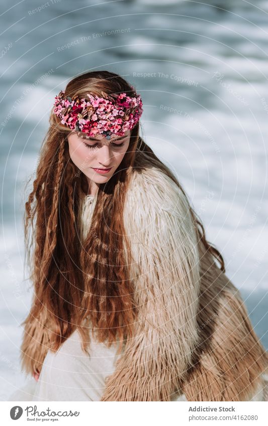 Nordische Braut in Pelzmantel auf verschneiter Wiese stehend Frau Mode nordisch Hochzeit Fell Schnee Stil Natur Wald Totenkranz Saison blond Winter Frühling