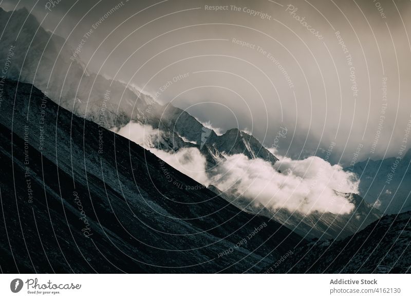 Schroffer Gebirgskamm unter Wolken Berge u. Gebirge Felsen Gipfel rau Cloud wild Top Landschaft Kamm Ambitus majestätisch steil felsig Nebel wolkig Natur