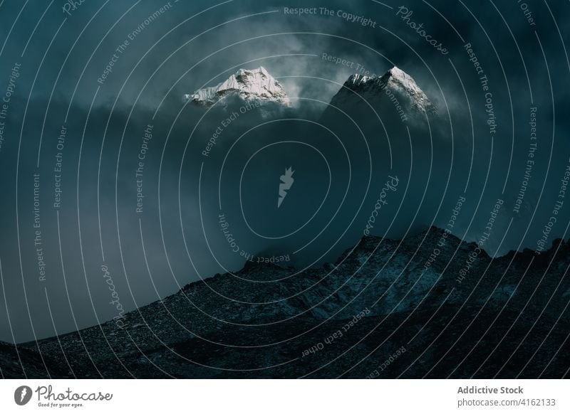 Schroffer Gebirgskamm unter Wolken Berge u. Gebirge Felsen Gipfel rau Cloud wild Top Landschaft Kamm Ambitus majestätisch steil felsig Nebel wolkig Natur