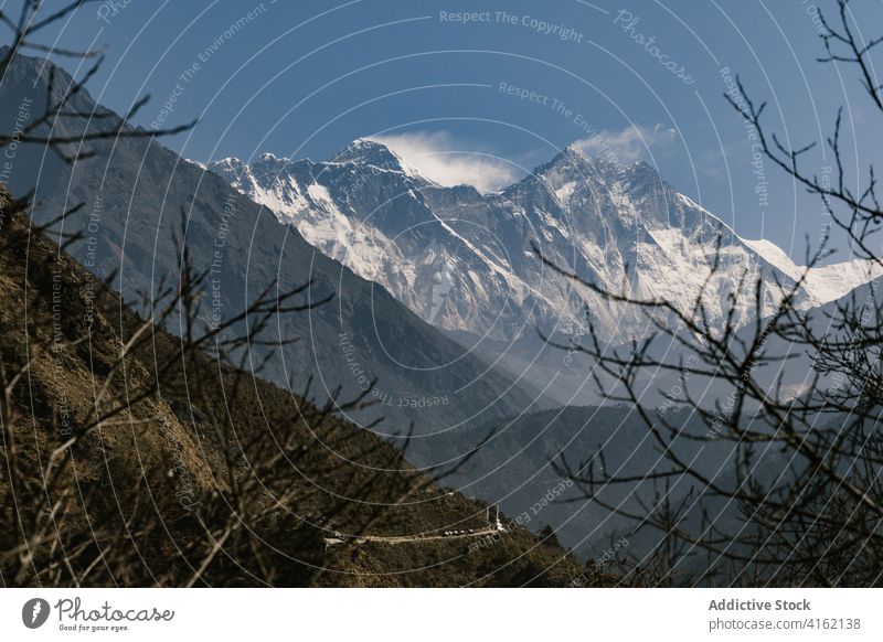 Spektakuläre Landschaft mit Bergkamm und blauem Himmel Berge u. Gebirge Felsen Kamm Ambitus rau wüst wild majestätisch felsig Gelände wolkig Natur malerisch