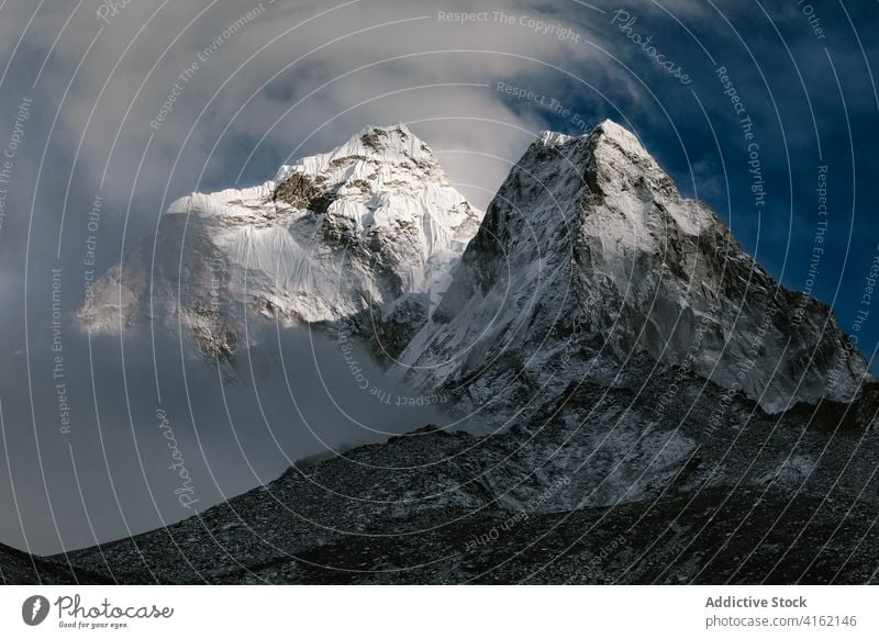 Spektakuläre Landschaft mit Bergkamm und blauem Himmel Berge u. Gebirge Felsen Kamm Ambitus rau wüst wild majestätisch felsig Gelände wolkig Natur malerisch