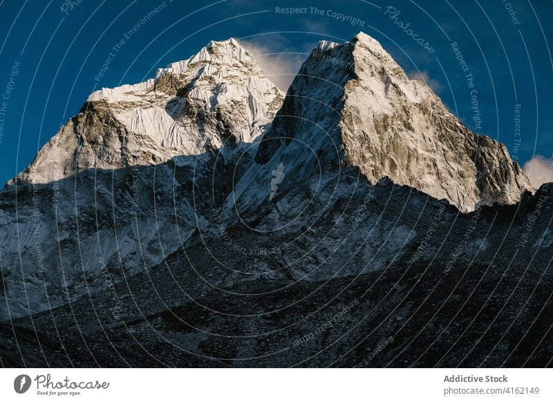 Spektakuläre Landschaft mit Bergkamm und blauem Himmel Berge u. Gebirge Felsen Kamm Ambitus rau wüst wild majestätisch felsig Gelände wolkig Natur malerisch