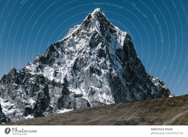 Spektakuläre Landschaft mit Bergkamm und blauem Himmel Berge u. Gebirge Felsen Kamm Ambitus rau wüst wild majestätisch felsig Gelände wolkig Natur malerisch