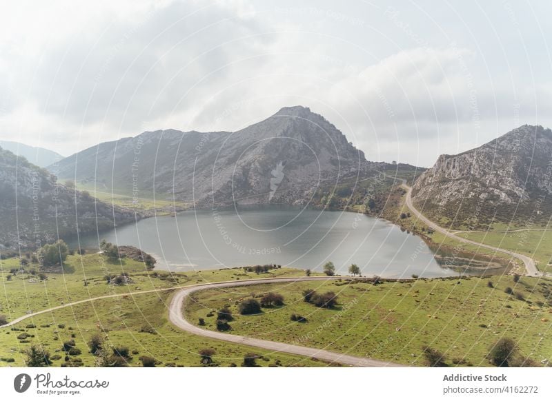 Atemberaubende Landschaft eines Bergtals mit ruhigem See Hochland Berge u. Gebirge malerisch atemberaubend Felsen wunderbar Tal Umwelt Formation friedlich