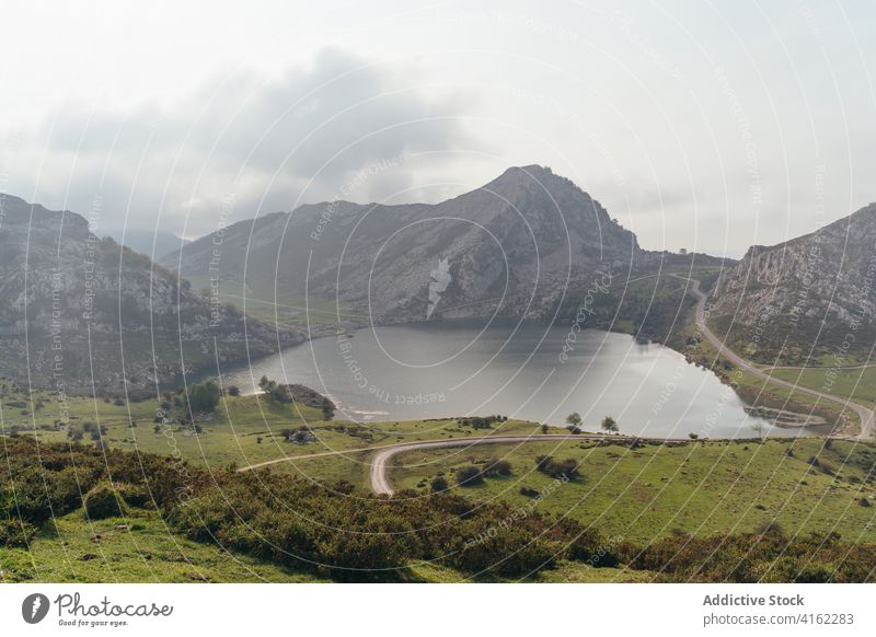 Atemberaubende Landschaft eines Bergtals mit ruhigem See Hochland Berge u. Gebirge malerisch atemberaubend Felsen wunderbar Tal Umwelt Formation friedlich