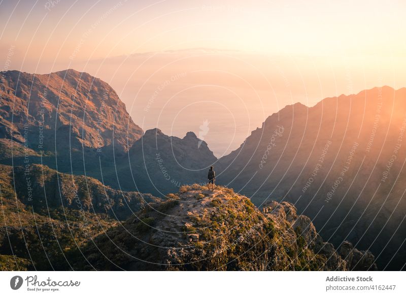 Einsamer Reisender auf einer Bergkette am Morgen Berge u. Gebirge Kamm Nebel erkunden Bergsteiger Urlaub Entdecker Teneriffa Spanien Kanarische Inseln reisen