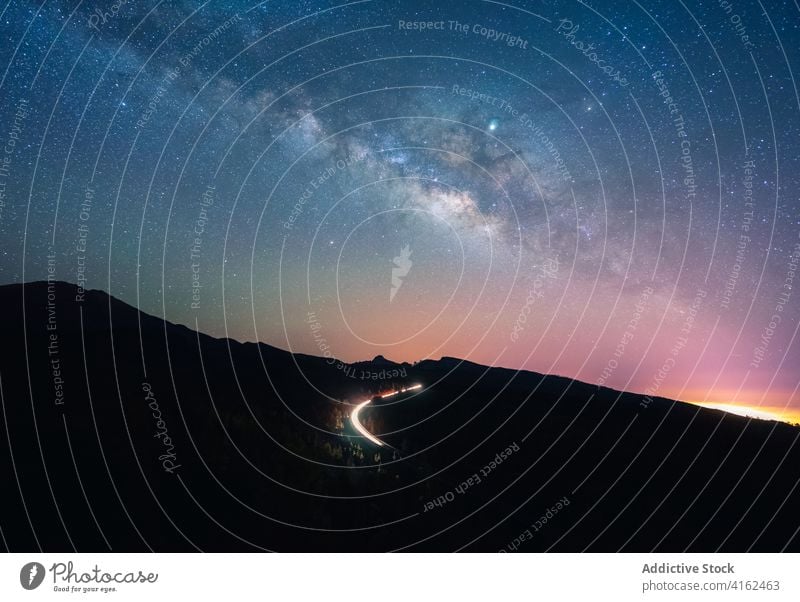 Bergstraße unter Sternenhimmel bei Nacht leuchten Verkehr Licht Straße Berge u. Gebirge sternenklar Himmel Hochland Kanarische Inseln Spanien Teneriffa