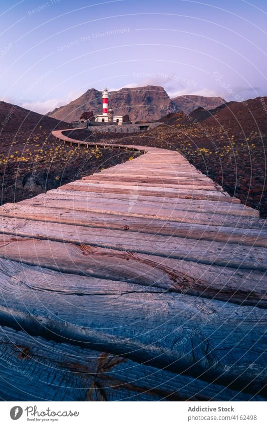 Einsamer Leuchtturm an felsiger Küste am Morgen Leuchtfeuer Berge u. Gebirge MEER Weg Straße Hügel Hochland Kanarische Inseln Spanien Teneriffa Gebäude