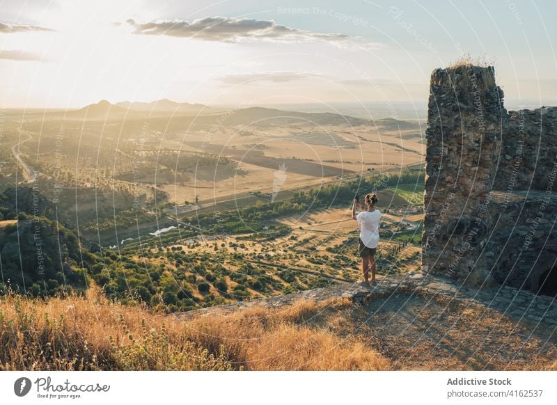 Unbekannte Person steht auf einer Bergkuppe und fotografiert das Tal fotografieren Fotograf Smartphone Natur Fernweh reisen erstaunlich Reisender Gerät geräumig