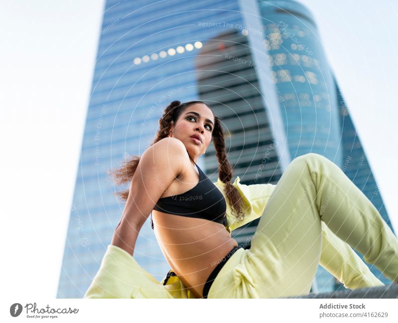 Coole junge ethnische Dame, die sich nach dem Training im Park erholt Frau sich[Akk] entspannen Verlockung Athlet trendy Erholung Großstadt Wellness passen