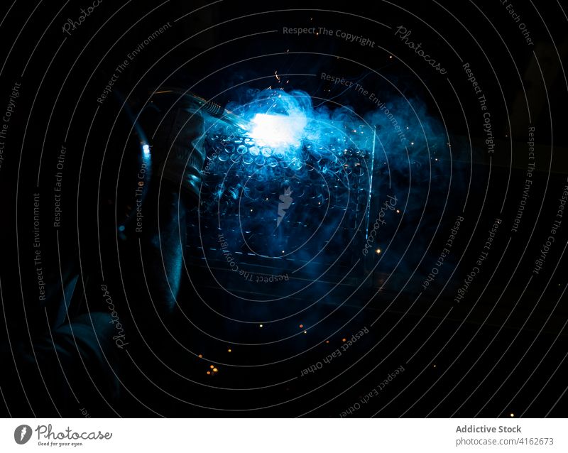 Fabrik männlicher Arbeiter, der Metallkonstruktionen herstellt Schweißnaht Maschine Schweißer Mann Metallbearbeitung Prozess Funken Hobelbank Gerät Industrie