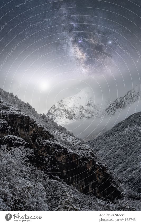 Verschneite Pyrenäen unter hellem Sternenhimmel am Abend Himmel sternenklar Natur Schnee Hochland Milchstrasse Atmosphäre Astronomie Winter Dämmerung rau Kamm