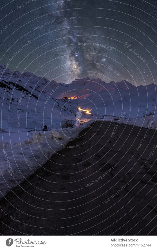 Verschneite Pyrenäen und einsames Haus mit leuchtenden Lichtern unter dem Himmel sternenklar Schnee Natur Hochland Zauberei u. Magie Winter Reittier Weltall