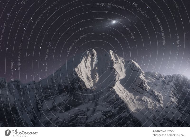 Verschneite Pyrenäen unter hellem Sternenhimmel am Abend Himmel sternenklar Natur Schnee Hochland Milchstrasse Atmosphäre Astronomie Winter Dämmerung rau Kamm