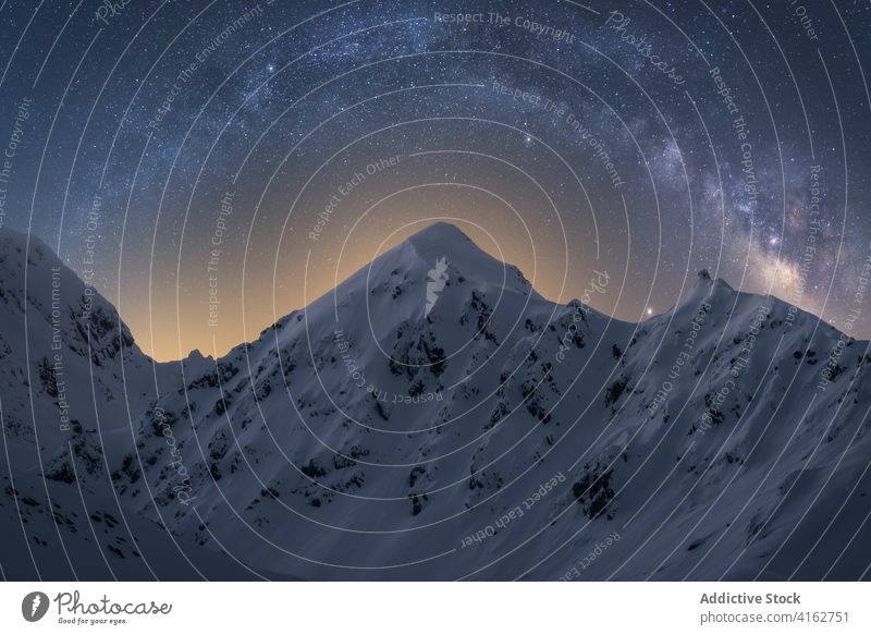 Verschneite Pyrenäen unter hellem Sternenhimmel am Abend Himmel sternenklar Natur Schnee Hochland Milchstrasse Atmosphäre Astronomie Winter Dämmerung rau Kamm