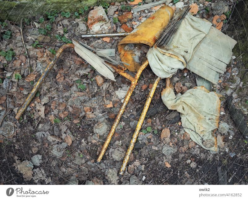 Erledigt Stuhl Bürostuhl kaputt defekt schadhaft tot Wald Waldboden hinüber traurig Metall Holz dreckig tris Reste Hinterlassenschaft alt menschenleer