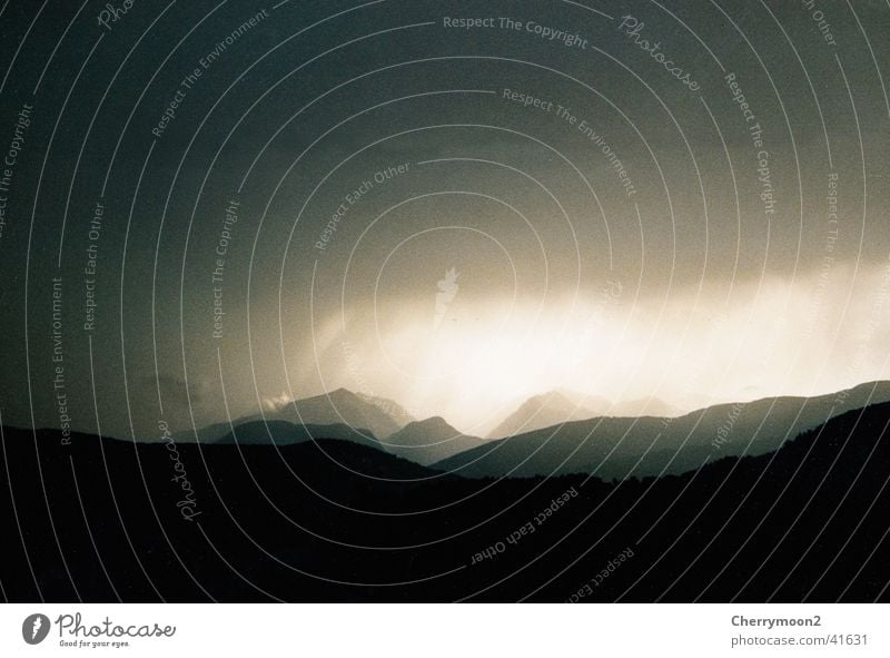 Weltuntergang dunkel Wolken Licht schwarz Berge u. Gebirge Gewitter Schatten Himmel Landschaft