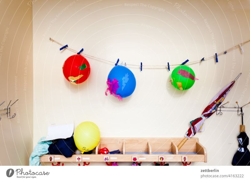 Luftballons im Kinderladen fenster haus innenstadt menschenleer textfreiraum wand wohnen wohngebiet wohnhaus kindergarten kinderladen kinderspielzeug luftballon