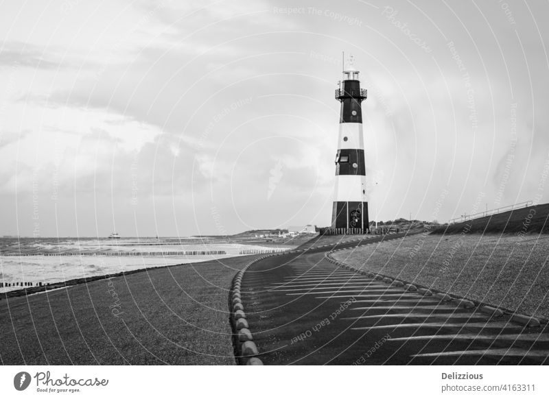 Leuchtturm in schwarz-weiß an der Küste, keine Menschen Zeeland Breskens zeeuws-vlaanderen Die Niederlande holländisch MEER Leuchtfeuer Licht Meer Schiff