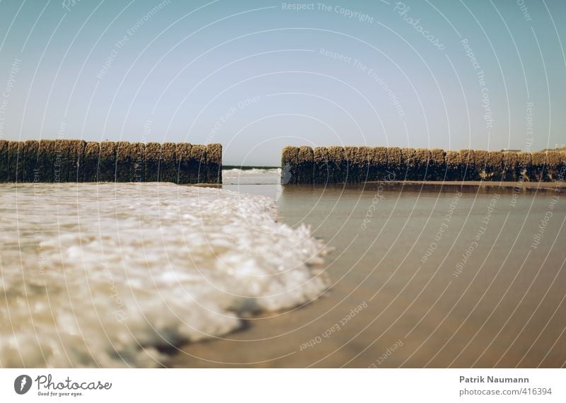 Ebbe und Flut Umwelt Wasser nur Himmel Wolkenloser Himmel Schönes Wetter Wind Wellen Küste Nordsee Meer Insel Sylt blau türkis weiß Macht gefährlich ästhetisch