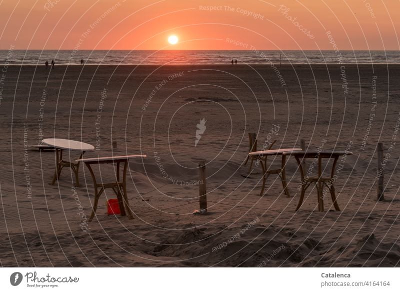 Verwaiste Bistrotische am Strand, die Sonne geht unter | corona thoughts Natur Landschaft Dämmerung Abend Sonnenuntergang Sommer Sonnenlicht Horizont Meer Sand