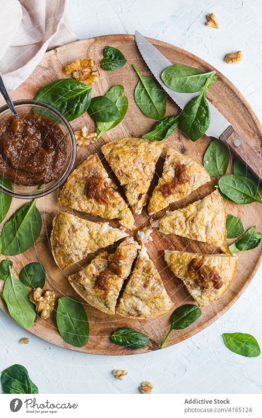 Tisch mit leckerem Kuchen gebacken Bäckerei Pasteten selbstgemacht dienen blau Käsekuchen Spielfigur geschmackvoll Lebensmittel hölzern Holzplatte appetitlich