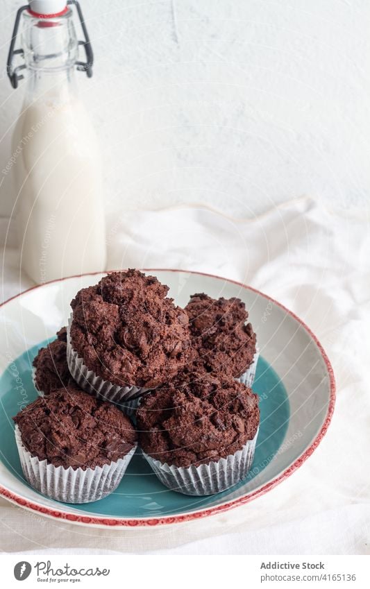 Frisch gebackene Schokoladenmuffins auf dem Teller Muffin Cupcake selbstgemacht schwelgen Kalorie Gebäck Bäckerei süß frisch Zucker Leckerbissen Dessert