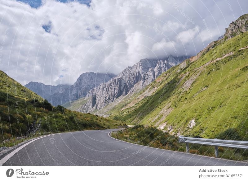 Bergige malerische Straße mit nebligem Himmel Berge u. Gebirge kurvenreich Asphalt Weg Blei Hügel Gipfel grasbewachsen Moos Windstille Deckung verschwinden