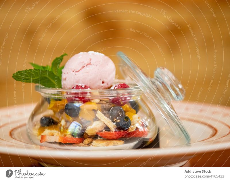 Leckeres Eis mit Beeren im Glas Baggerlöffel Speiseeis dienen Café Dessert Minze süß Leckerbissen Zweig verschiedene lecker frisch kalt Lebensmittel