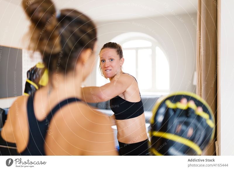 Sportlerinnen bereiten sich auf das Boxtraining zu Hause vor Boxsport Training vorbereiten Handschuh Fausthandschuh Gerät Personal Ausbilderin Trainer Kämpfer