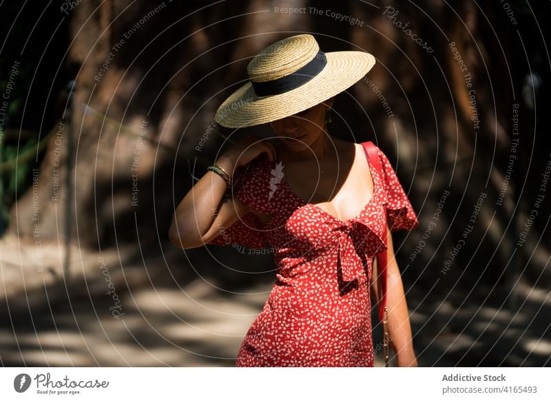 Frau in romantischem Outfit in der Stadt Kleid Mysterium elegant Anmut Sommer Straße Stil Sonnenlicht charmant Strohhut Sonnenhut sonnig Großstadt schlendern