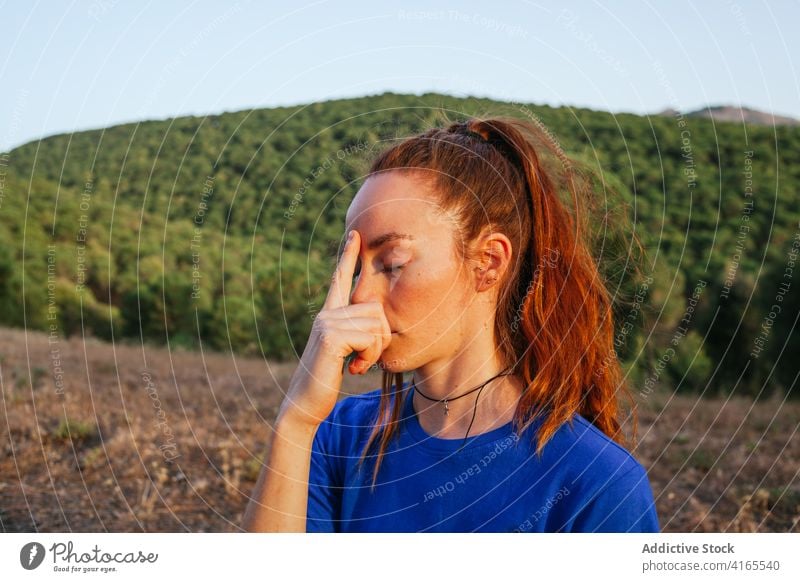 Ruhige Frau meditiert in Padmasana bei Sonnenuntergang Yoga meditieren Lotus-Pose Mudra Asana padmasana Natur Sprit Zen Unterlage Wiese beweglich Gesundheit