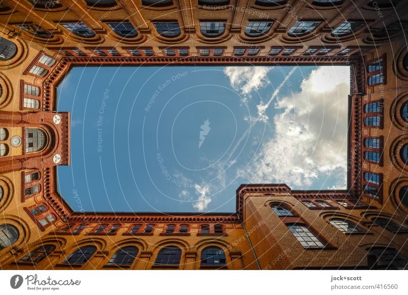 Licht im Gewerbehof Luft Himmel Wolken Schönes Wetter Kreuzberg Gebäude Gewerbebau Innenhof Bogen eckig historisch elegant Symmetrie Dekoration & Verzierung