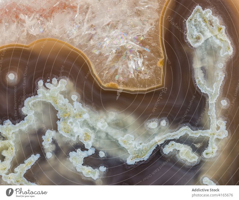 Makroaufnahme der strukturellen Details in einem Moosachat abstrakt Achat braun Nahaufnahme kristallin detailliert Geologie horizontal Mineral Natur Poliert