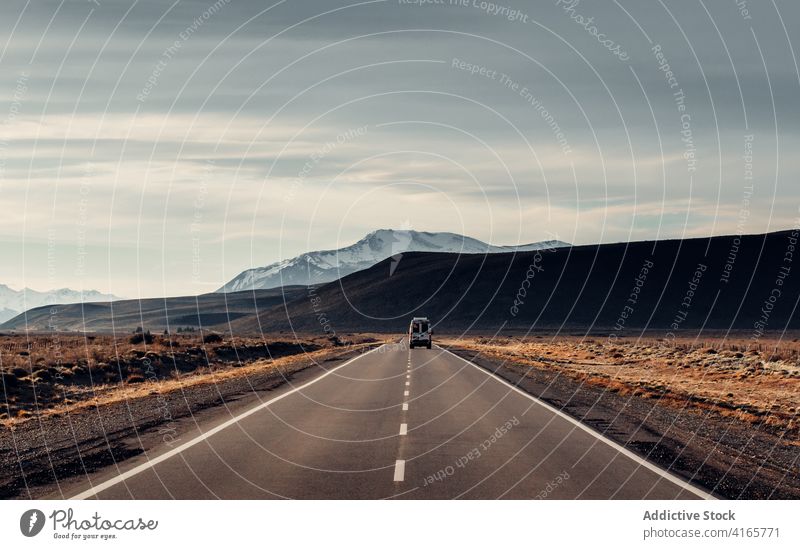 Auto auf der Straße in den Bergen Berge u. Gebirge PKW Landschaft einsam Fahrbahn Asphalt Automobil Laufwerk Patagonien Südamerika erstaunlich Fahrzeug Verkehr