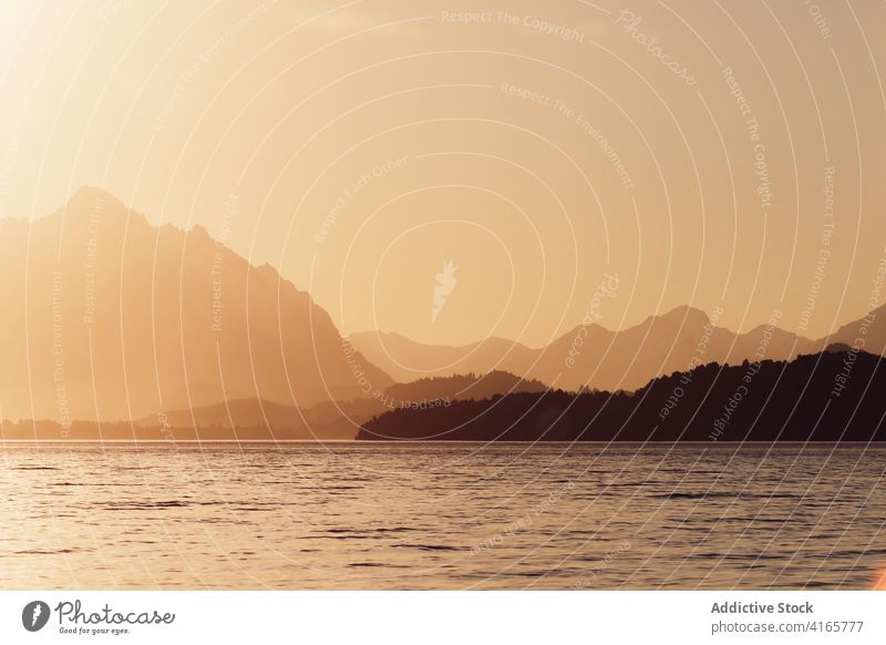 Beeindruckende Berge und Meer bei Sonnenuntergang Berge u. Gebirge Silhouette MEER erstaunlich Meereslandschaft Landschaft Farbe Pastell Patagonien Südamerika