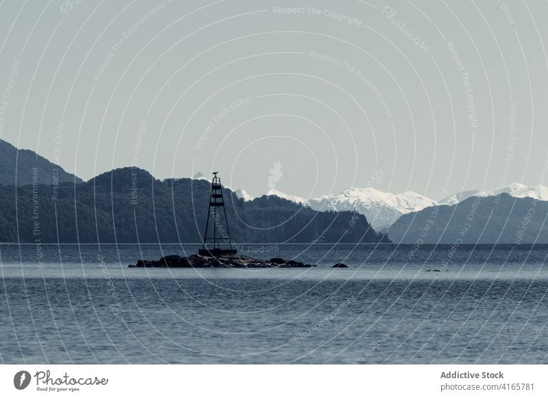 Ruhige Meereslandschaft und Berge an einem bewölkten Tag Felsen MEER Turm Berge u. Gebirge malerisch Schnee Natur Landschaft grau Patagonien Südamerika Metall